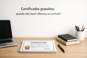 Certificados gratuitos sobre mesa de trabalho com notebook, livros e caneta, representando a importância dos certificados no currículo e seu impacto na qualificação profissional.